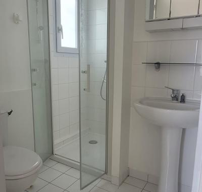 Chambre avec salle de bain et WC privatifs