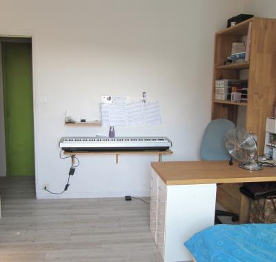 Chambre d'étudiant lumineuse et calme