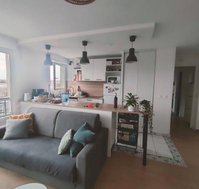 Chambre en coloc avec femme, 36 ans / courte duréee