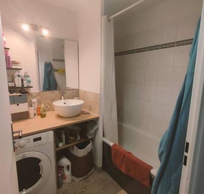 Chambre en coloc avec femme, 36 ans / courte duréee