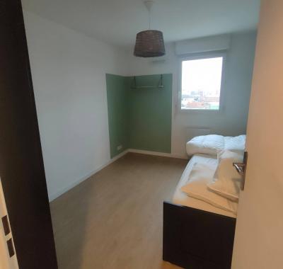 Chambre en coloc avec femme, 36 ans / courte duréee