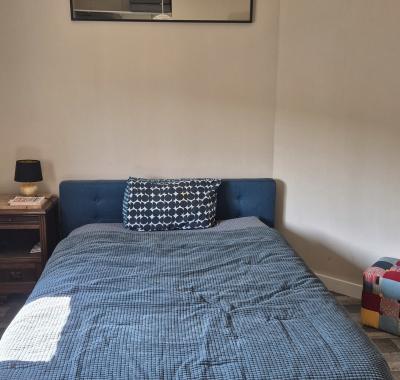 Chambre avec bureau