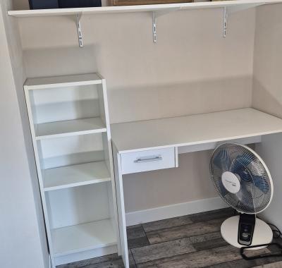 Chambre avec bureau