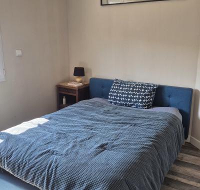 Chambre avec bureau