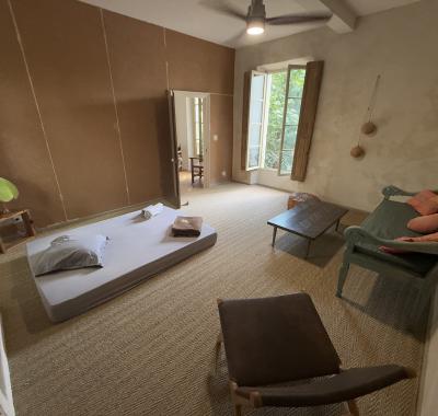 Chambre dans maison paisible