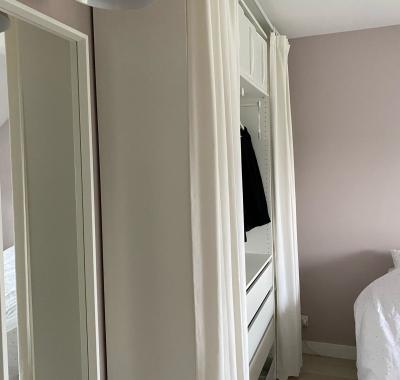 Chambre de 14 m² et salle de bains privée dans une grande maison