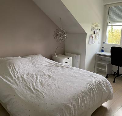 Chambre de 14 m² et salle de bains privée dans une grande maison