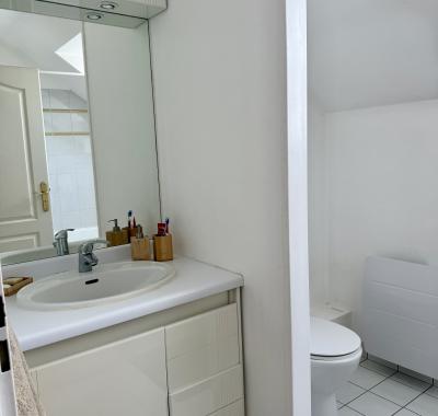Chambre de 14 m² et salle de bains privée dans une grande maison