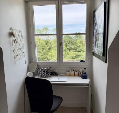 Chambre de 14 m² et salle de bains privée dans une grande maison