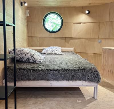 Chambre à louer sur une péniche : la cabine du matelot.