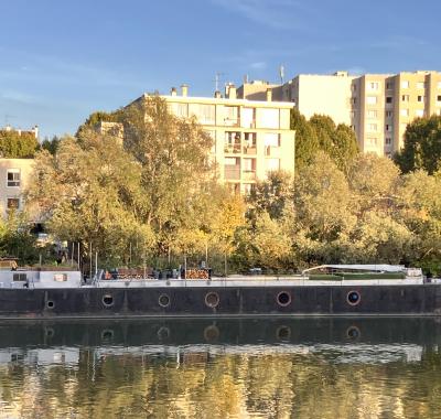 Chambre à louer sur une péniche : la cabine du matelot.
