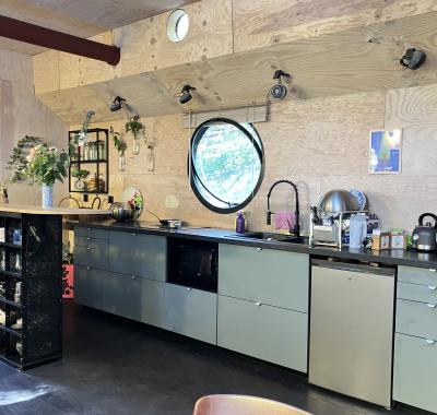Chambre à louer sur une péniche : la cabine du matelot.