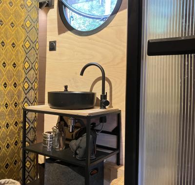 Chambre à louer sur une péniche : la cabine du matelot.