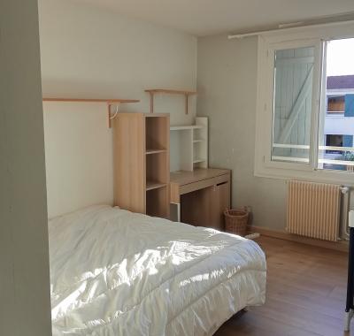 Chambre à louer dans maison avec terrain