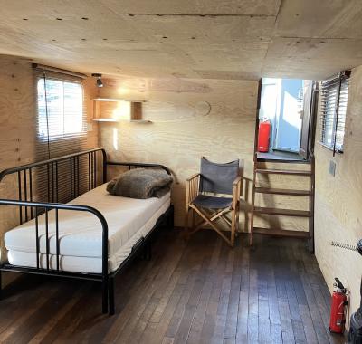 Mini studio meublé sur une péniche : la cabine du marinier