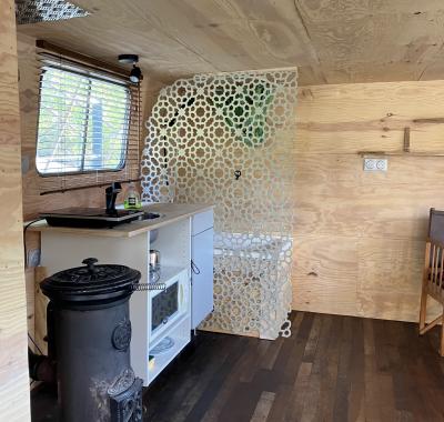 Mini studio meublé sur une péniche : la cabine du marinier
