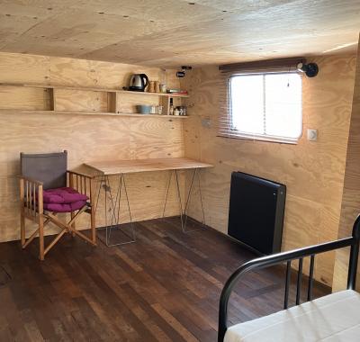 Mini studio meublé sur une péniche : la cabine du marinier