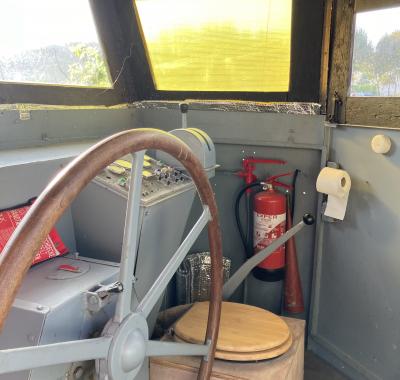 Mini studio meublé sur une péniche : la cabine du marinier