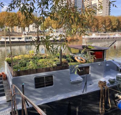 Mini studio meublé sur une péniche : la cabine du marinier