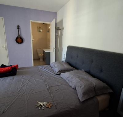 Grande chambre avec salle de bain