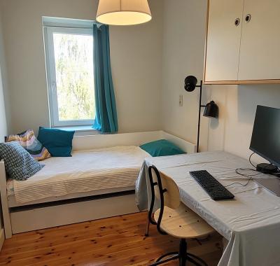 Chambre à louer avec salle de douche, évier et petit-déjeuner.