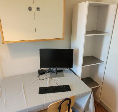 Chambre à louer avec salle de douche, évier et petit-déjeuner.
