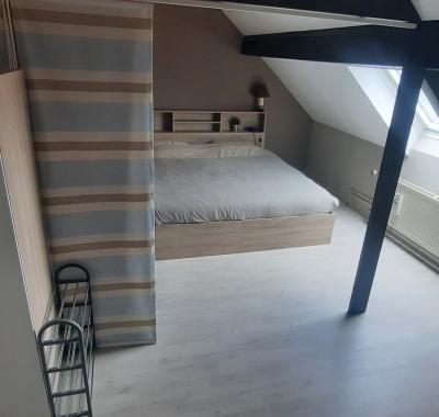 Grande chambre etudiant dans maison familiale