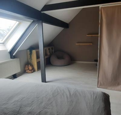 Grande chambre etudiant dans maison familiale