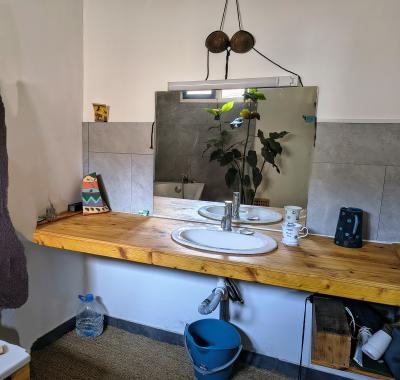 Chambre chez l'habitant à louer dans maison au coeur du village.