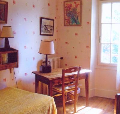 Chambre et table d'hôtes dans maison avec jardin