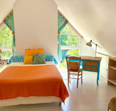 Chambre lumineuse et reposante donnant sur le jardin