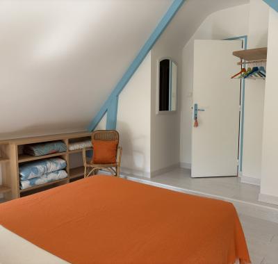 Chambre lumineuse et reposante donnant sur le jardin