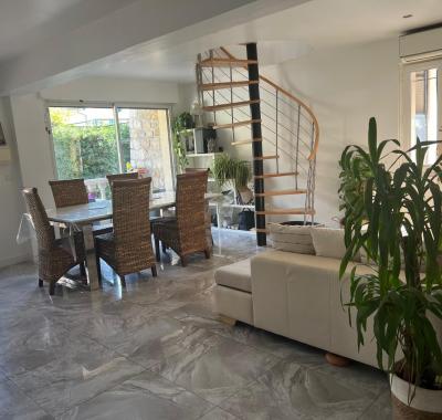 Chambre dans une villa avec piscine