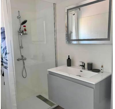 Chambre dans une villa avec piscine