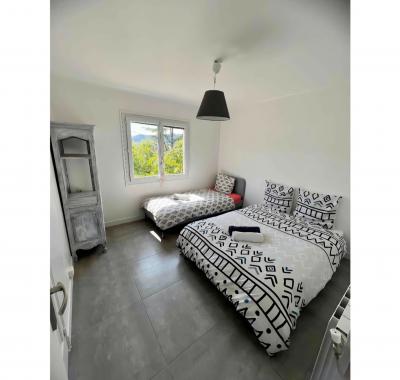 Chambre dans une villa avec piscine