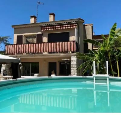 Chambre dans une villa avec piscine
