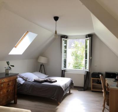 Grande chambre à louer dans maison
