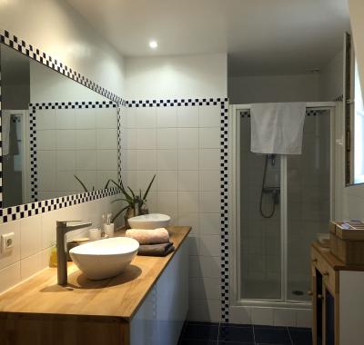 Grande chambre à louer dans maison