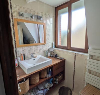 Chambre étudiante meublée en maison familiale