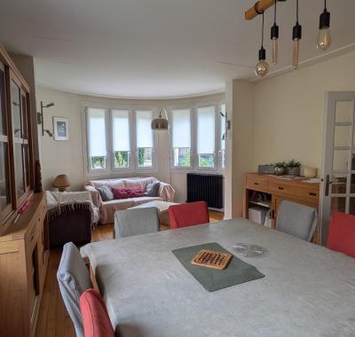 Chambre étudiante meublée en maison familiale