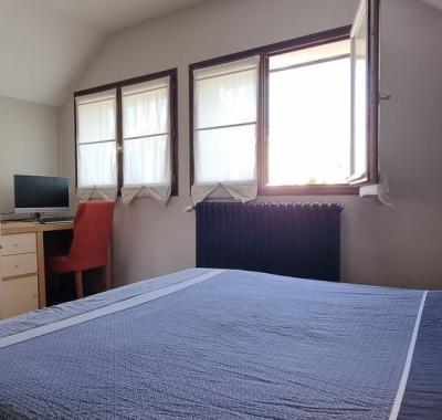 Chambre étudiante meublée en maison familiale