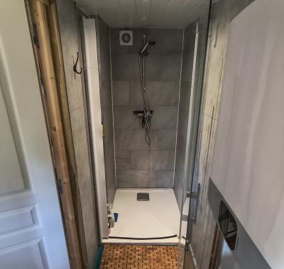 Chambre indépendante avec wc , douche, espace cusine