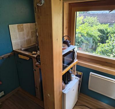 Chambre indépendante avec wc , douche, espace cusine