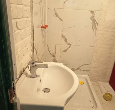 Chambre avec douche et kitchenette