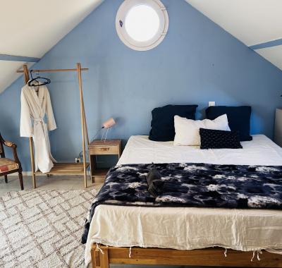 Chambre meublée à louer dans une maison de village