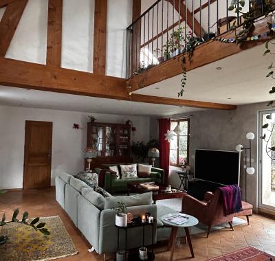 Chambre meublée à louer dans une maison de village