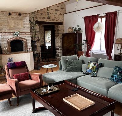 Chambre meublée à louer dans une maison de village