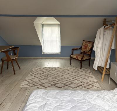 Chambre meublée à louer dans une maison de village