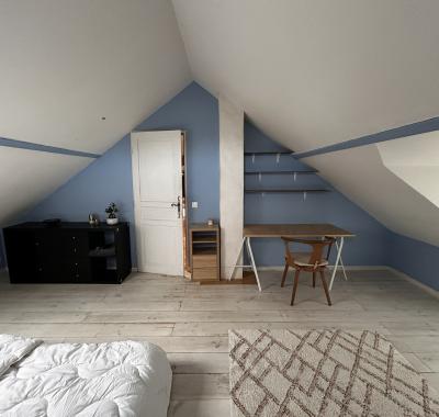 Chambre meublée à louer dans une maison de village