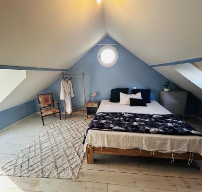 Chambre meublée à louer dans une maison de village